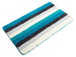 Een turquoise badmat met grijze en witte strepen.