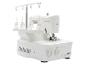 Witte overlock naaimachine met steek- en draadspanningsregeling.
