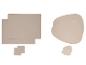 Twee sets placemats en onderzetters: rechthoekig en organisch gevormd, in een lichte beigetint.