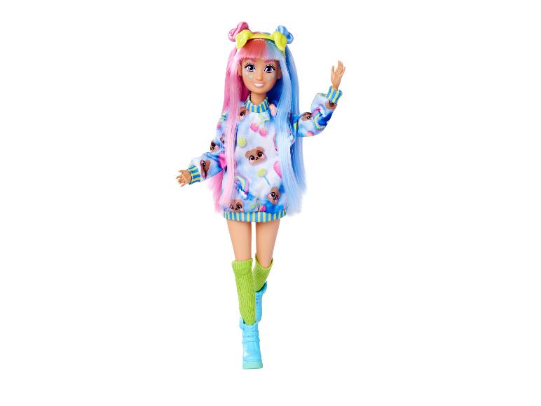 Barbie pop met regenbooghaar en schattige outfit.