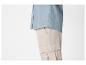 Blauw overhemd en beige cargobroek voor heren.