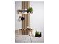 Keukenopslag met houten planken, haken en een bankje, met planten en potten.