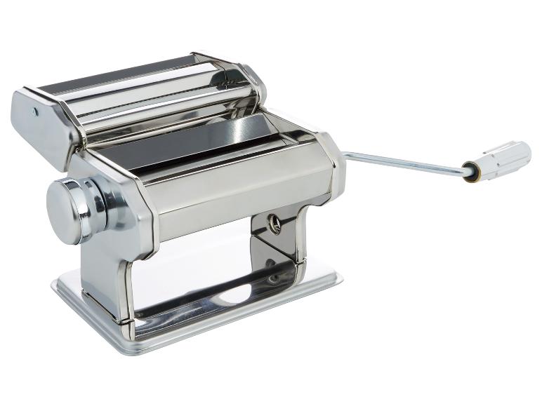RVS pastamachine voor het maken van verse pasta.