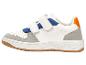 Witte kindersneakers met klittenbandsluiting, blauwe en oranje accenten.