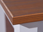 Detail van de houten bovenkant van een tafel.