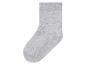 Een grijze sok voor een kind