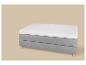 Grijze gestoffeerde bedbodem met wit matras en topper op beige achtergrond.
