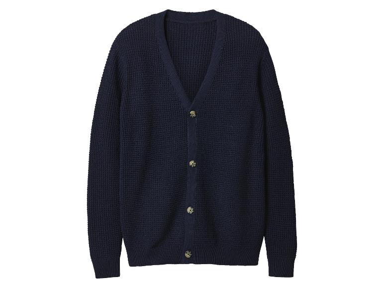 Donkerblauw wafelgebreid vest met knopen op een witte achtergrond.