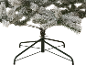 Kunstkerstboom met sneeuw en groene standaard.