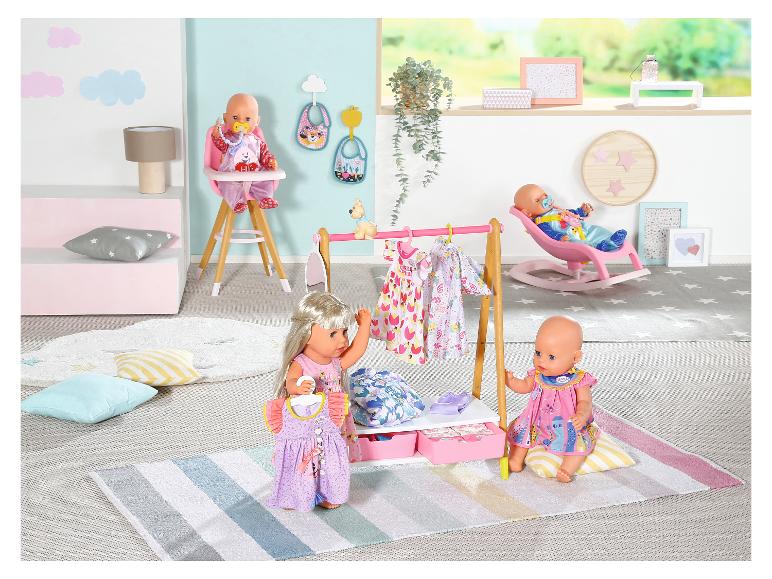 BABY born poppen in een speelkamer met kledingrek, kinderstoel en wipstoel.