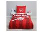Rood beddengoed met kanonmotief en „ARSENAL” tekst in een slaapkamer.