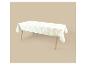 Wit tafelkleed met een groen en beige geometrisch patroon op een houten tafel.