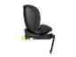 Zwart kinderautostoeltje met gele bevestigingselementen en een groene indicator.