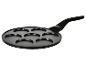 Zwarte pannenkoekenpan met zeven uitsparingen en handvat.