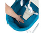 Een blauwe baby-schommelstoel van BabyComfort met een beige zitting met stippen.