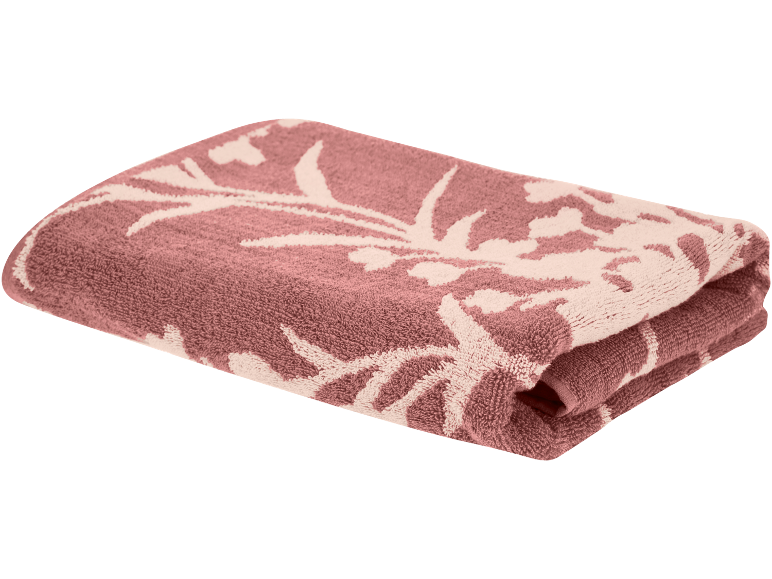 Gevouwen roze handdoek met een licht bloemmotief.