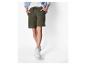 Olijfgroene shorts en witte sneakers voor heren.