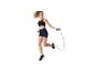 Vrouw in sportkleding springt touwtje