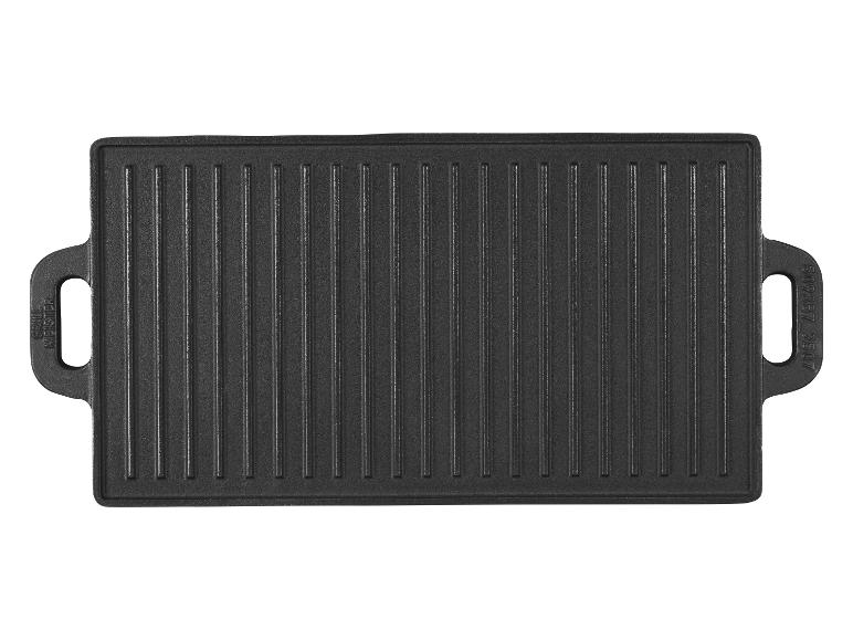 Zwarte gietijzeren grillplaat met handvatten, geribbeld oppervlak en tekst 'GRILL MEISTER'.