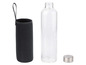 Een glazen waterfles met een zwarte neopreen hoes.