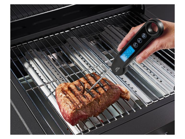 Digitale Grill Meister vleesthermometer, die de temperatuur van een biefstuk op de grill controleert.