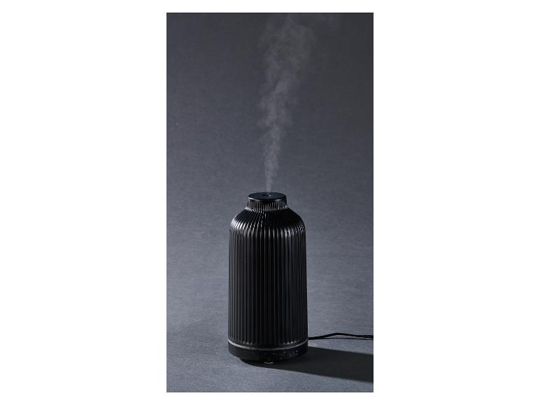 Een stijlvolle, moderne zwarte aromadiffuser in gebruik.