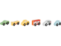 Zes houten speelgoedvoertuigen: groene auto, gele aanhanger, gele pick-up, oranje bus, witte SUV, blauwe auto.