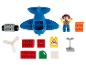 Een blauwe LEGO vliegtuig met propeller, minifiguur, stenen en accessoires