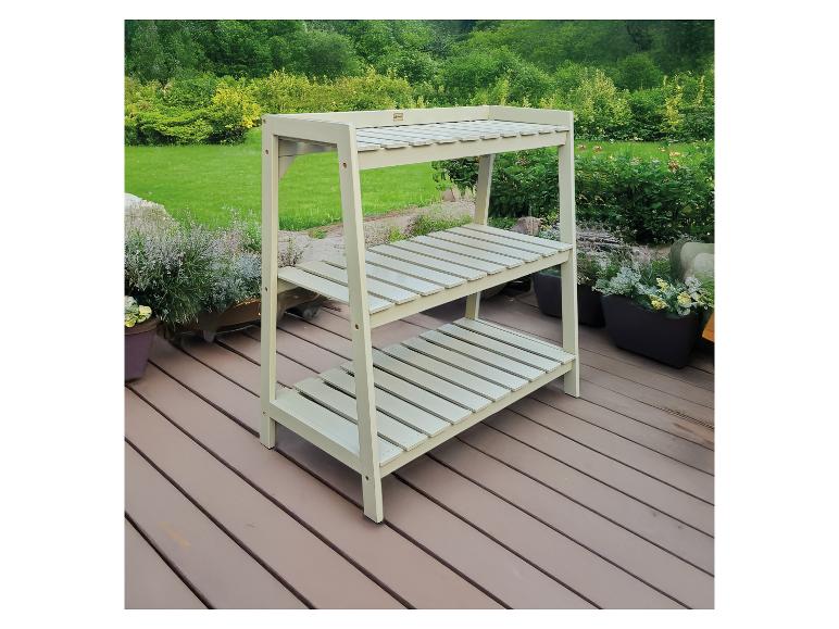 Groene plantenbank met drie planken op een houten terras omringd door groene planten.