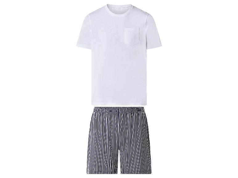 Wit T-shirt met korte mouwen en donkerblauwe gestreepte shorts.