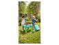 Kinderen spelen met watertafel en bellenblaasmachine in de tuin.