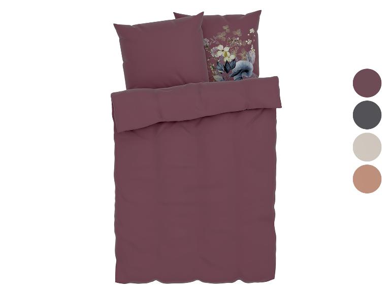 Roodbruin beddengoed met bloemenprint.