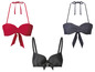 Drie bikini tops: een rode bandeau, een zwarte met strik en een blauwe met witte stippen.