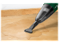 Een Parkside stofzuiger zuigt gemorst water op een houten oppervlak op.