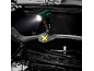 Accuwerklamp met verlichte accu, hangend boven de motorruimte van een auto.