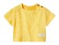 Geel T-shirt met korte mouwen, houten knopen op de schouder en een 'HAPPY DAY!'-label.