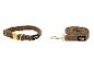 Bruine hondenriem en halsband van pluche materiaal met metalen sluitingen.