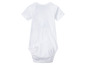 Een wit babypakje met korte mouwen.