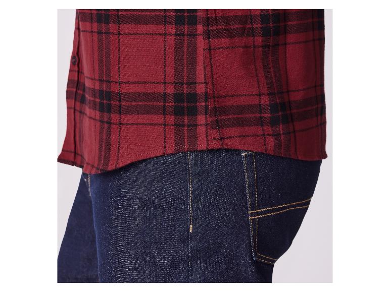 Rood geruit overhemd met donkerblauwe jeans.