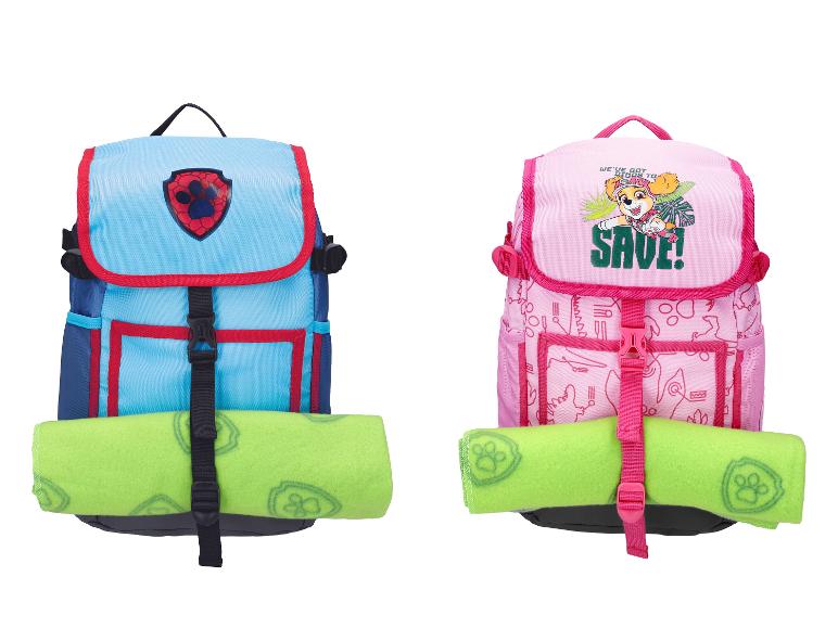 Twee kinderrugzakken met opgerolde dekens: een blauwe met een pootschild en een roze met een puppy en 'SAVE!' tekst.