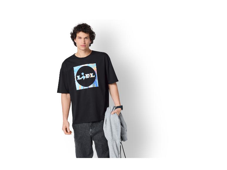 Man in zwart T-shirt met Lidl-logo en donkere jeans, met grijze hoodie.
