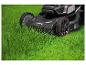Zwarte Parkside Performance grasmaaier op groen gras.