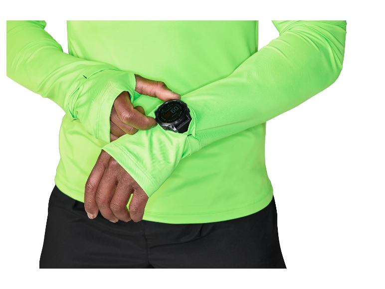 Man in neon groen shirt met lange mouwen controleert zijn smartwatch om zijn pols.