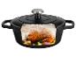 Zwarte gietijzeren braadpan met een gebraden kip, knoflook en kruiden erin
