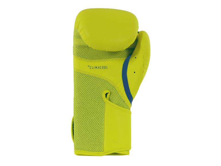 Neongroene bokshandschoen met 'CLIMACOOL'-opdruk en een blauwe streep.