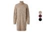 Beige kabelgebreide coltrui jurk met kleurkeuzes.