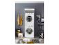 Wasmachine en droger in wasruimte met wasmanden en decoraties.