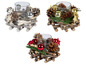 Drie kerstkaarshouders met takken, dennenappels en kerstballen.