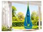Blauw-groene hangstoel voor kinderen, buiten opgehangen.