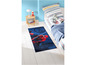 Een blauwe vloerkleed met Spiderman erop voor een kinderkamer.